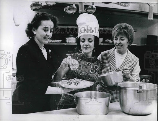 1967 Press Photo Mrs. James H. Given, PTA Dinner, Mrs. James Biadas, Mrs. Knight - Historic Images