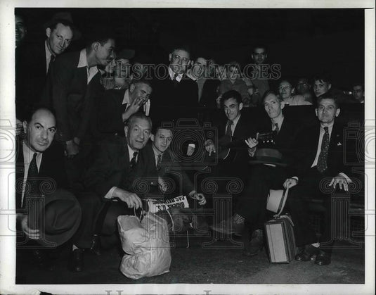 1942 Press Photo Eastern Workers Headed for Oregon Shipyards - Historic Images