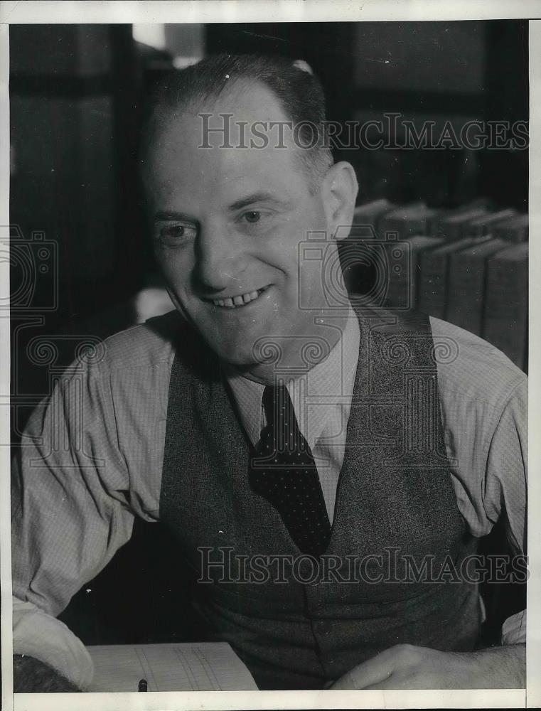 1935 Press Photo James B. Broderick, Union Pacific Railroad Accountant Wins Cash - Historic Images