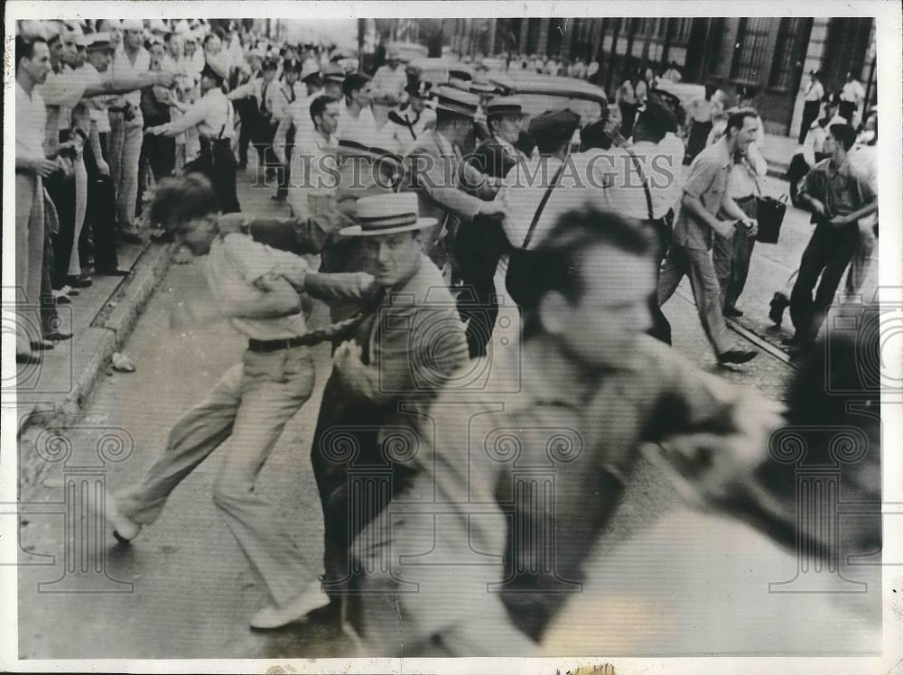 1940 Press Photo Strikers, workers, police battled at Century Electric Co. - Historic Images