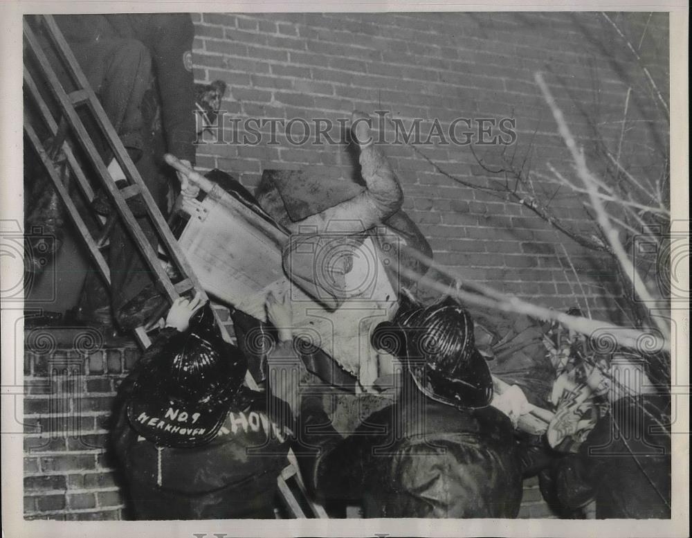 1938 Press Photo Firemen Lowering Body Of Mrs. Virginia Wright Lotta After Fire - Historic Images