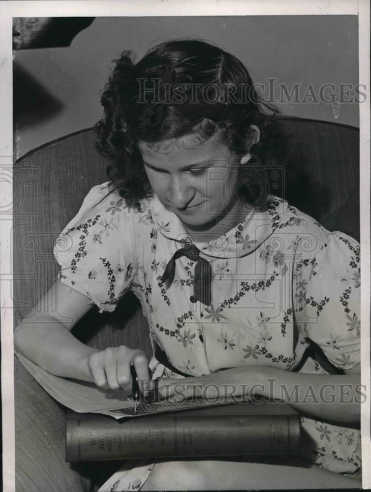 1938 Press Photo Martha J Stainton, blind girl wins essay contest - Historic Images