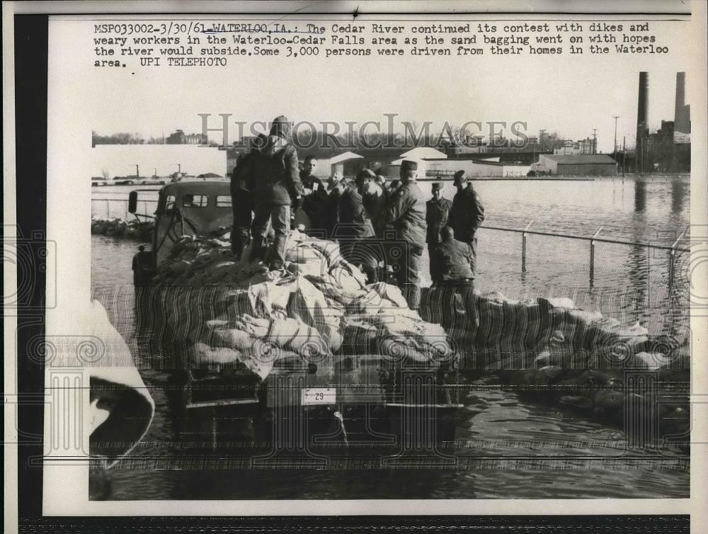 1961 Press Photo men sandbagging Cedar River as flood reaches Waterloo, Iowa - Historic Images