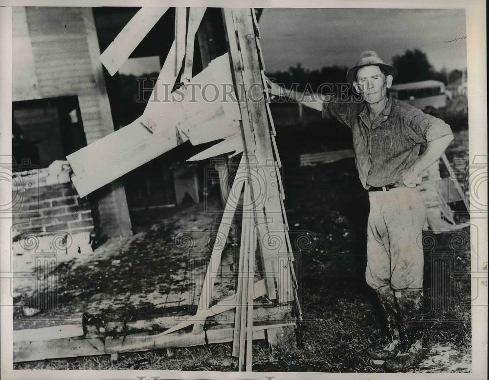 1940 Press Photo Eddie Bergeron, Truck Farmer Among Tornado Wreckage in Glenmore - Historic Images