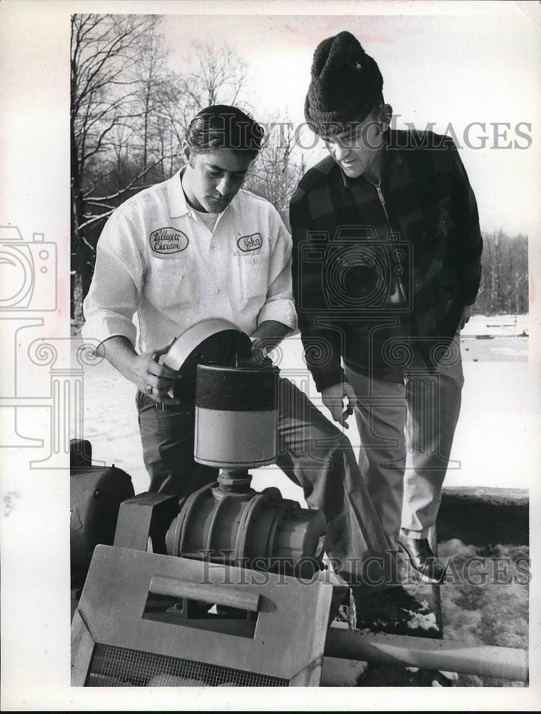 Press Photo Chardon Service Director Ed Wiech, John Dorazio, Sewer Plant - Historic Images