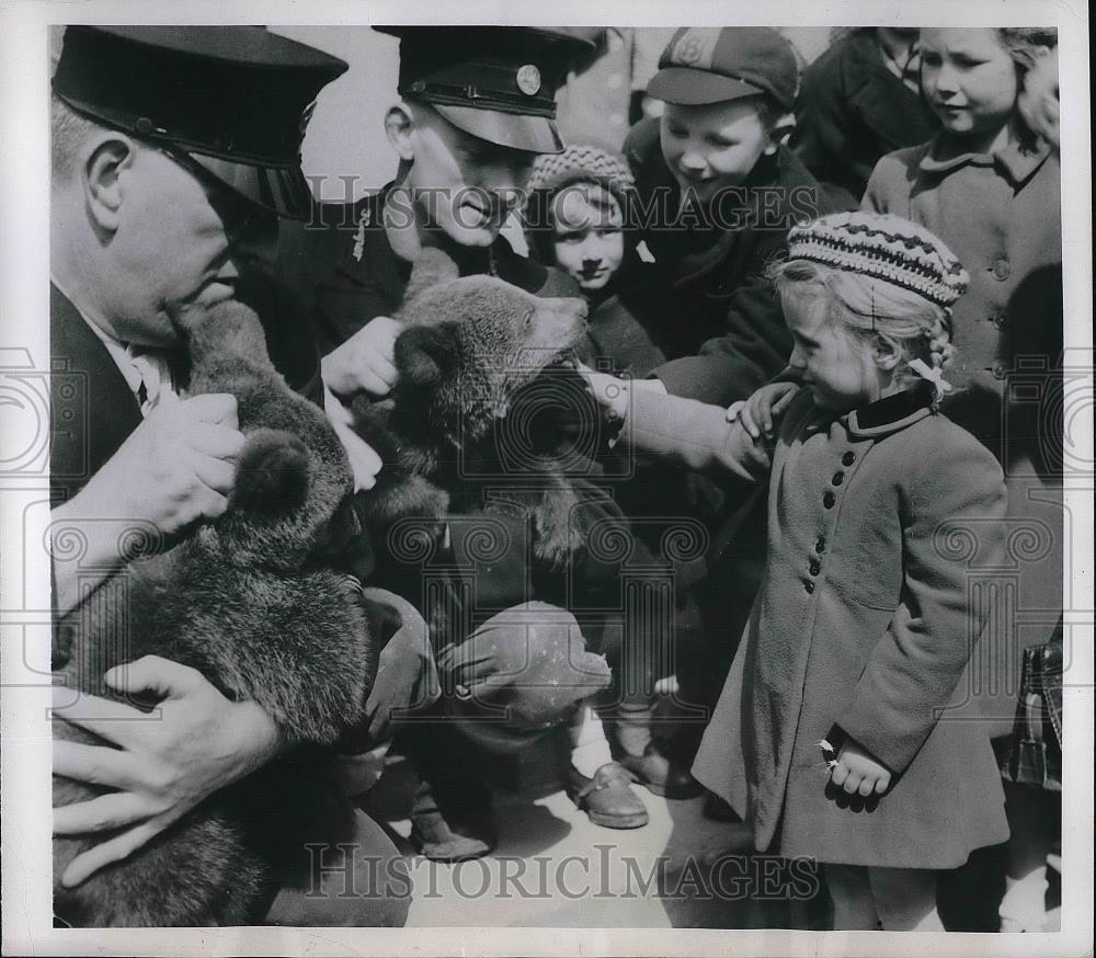 1950 Press Photo Youngsters Get Close Up Look At Bear Cubs Jack &amp; Daphne - Historic Images