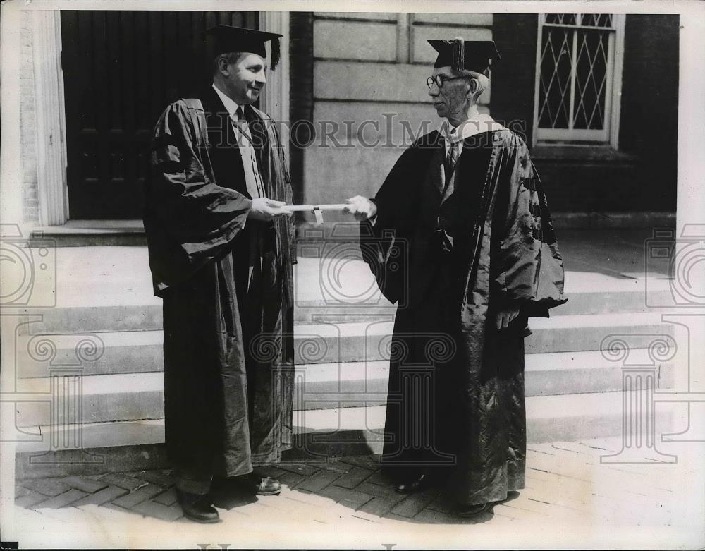 1935 Press Photo Albert Britt of Knox College presenting diploma Donald Richberg - Historic Images