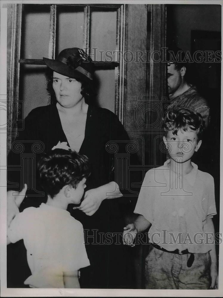 1936 Press Photo Mrs Harry Brown &amp; 2 Sons at Police Station - Historic Images