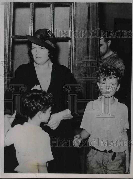 1936 Press Photo Mrs Harry Brown & 2 Sons at Police Station - Historic Images