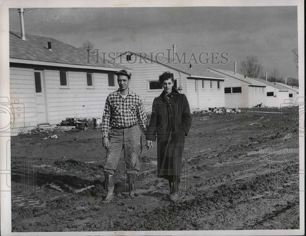 1956 Press Photo Mr. and Mrs. James Robinson, residents of Glenwood Acres - Historic Images