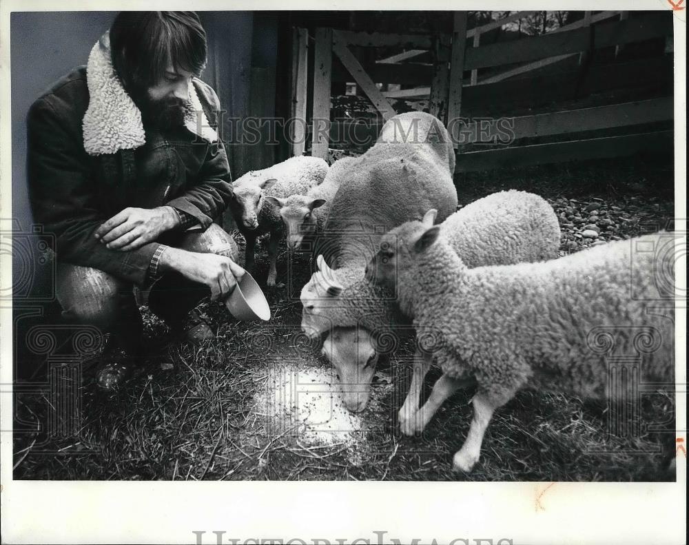 1976 Press Photo Dr Thomas Wagner Biochemist at Ohio University - Historic Images