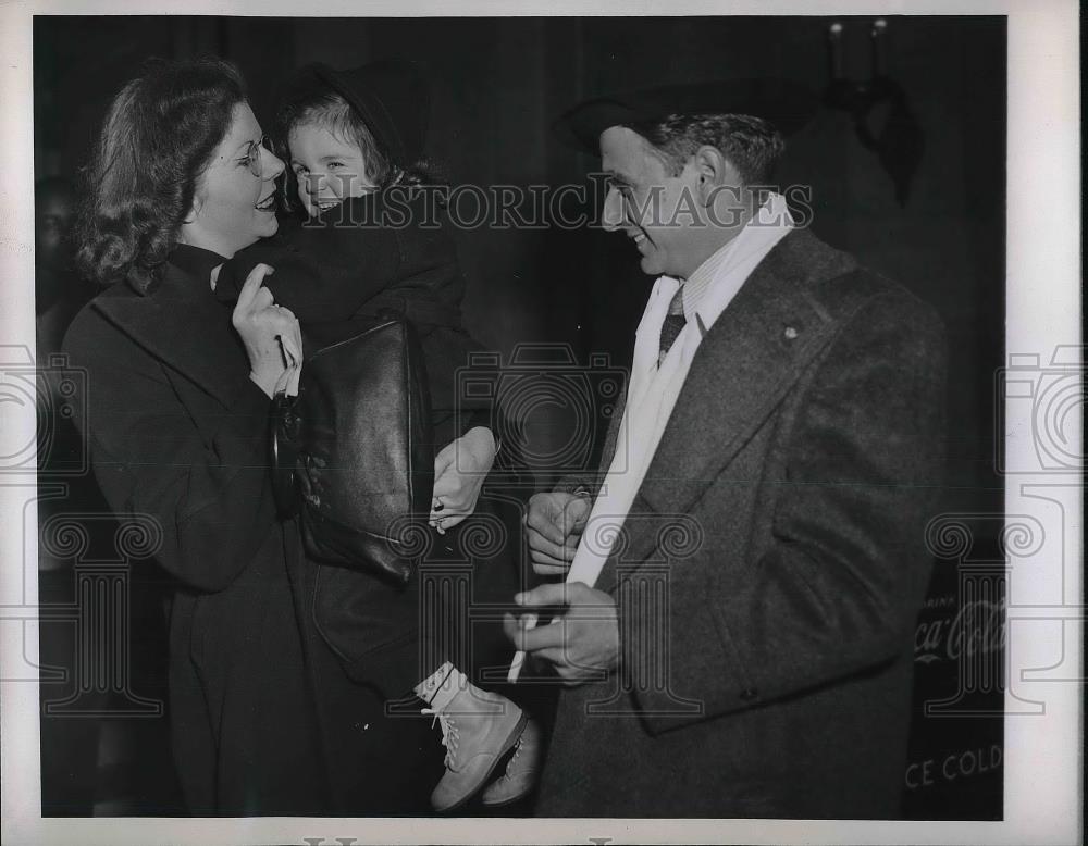 1945 Press Photo Mrs. Margaret Robison, daughter Sue, estranged husband Charles - Historic Images