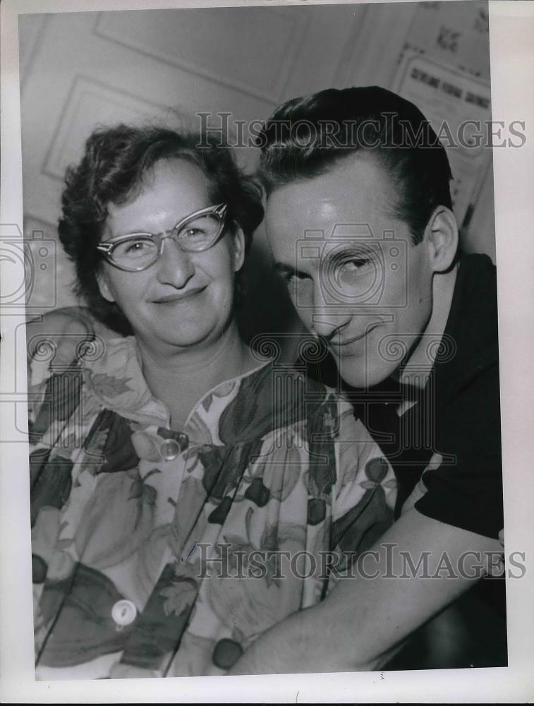 1966 Press Photo Mrs Betty Knapp & Ronald, Son - Historic Images