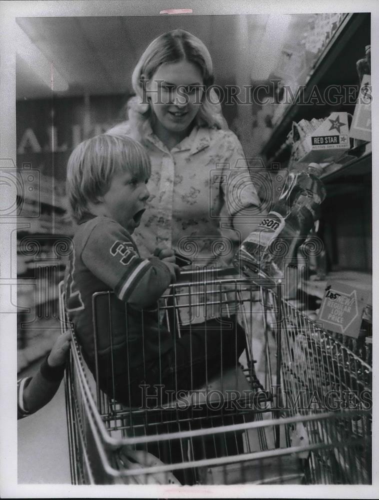 1977 Press Photo Monica Krauchuck Grocery Shopping with Son - Historic Images