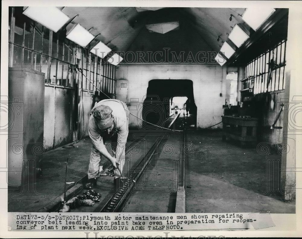 1950 Press Photo Workers at Plymouth Motor - Historic Images