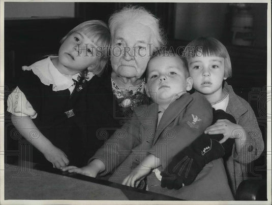 1935 Press Photo Julia Friedrich Comforted By Great Grandchildren In Court - Historic Images