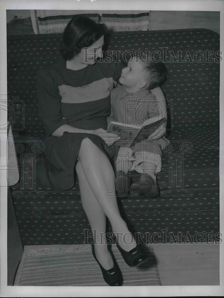 1942 Press Photo Dorothy Round Little with her 3-year-old son - Historic Images
