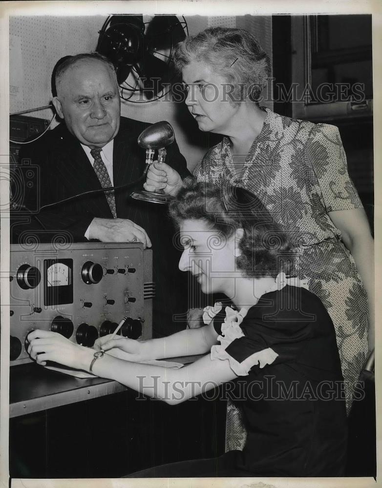 1943 Press Photo NYC Fire Commissioner PJ Walsh, Mrs D Hall &amp; M Klein - Historic Images