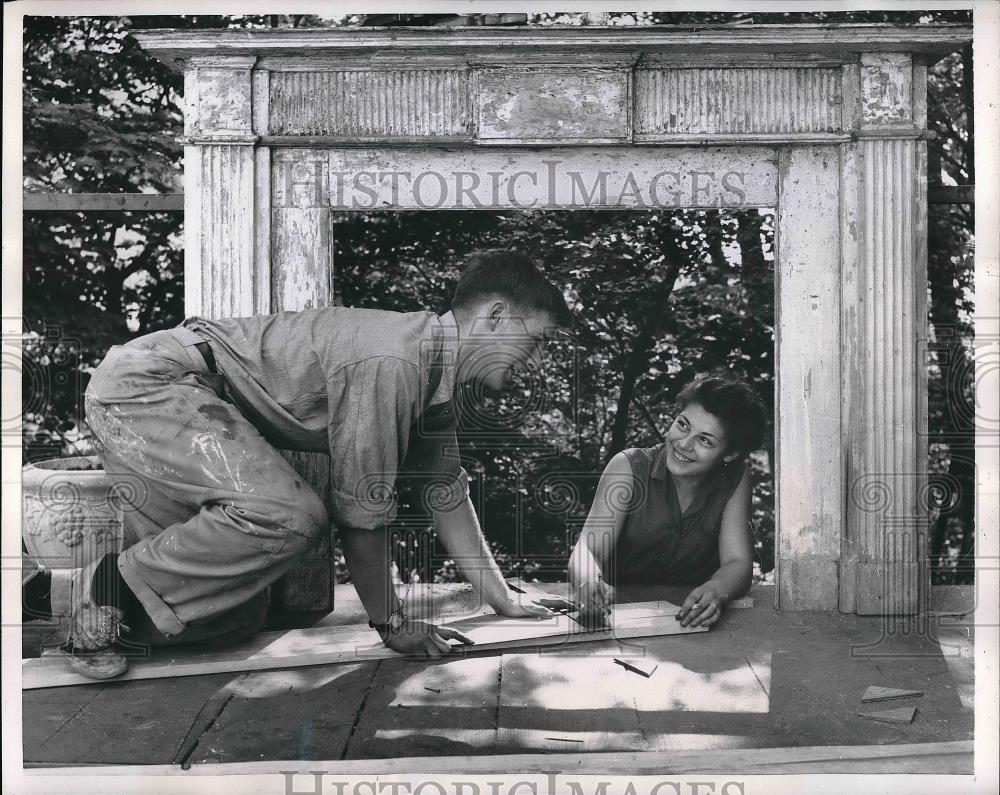 1955 Press Photo Fred Seggerman Working at Sea Cliff Summer Theater - Historic Images