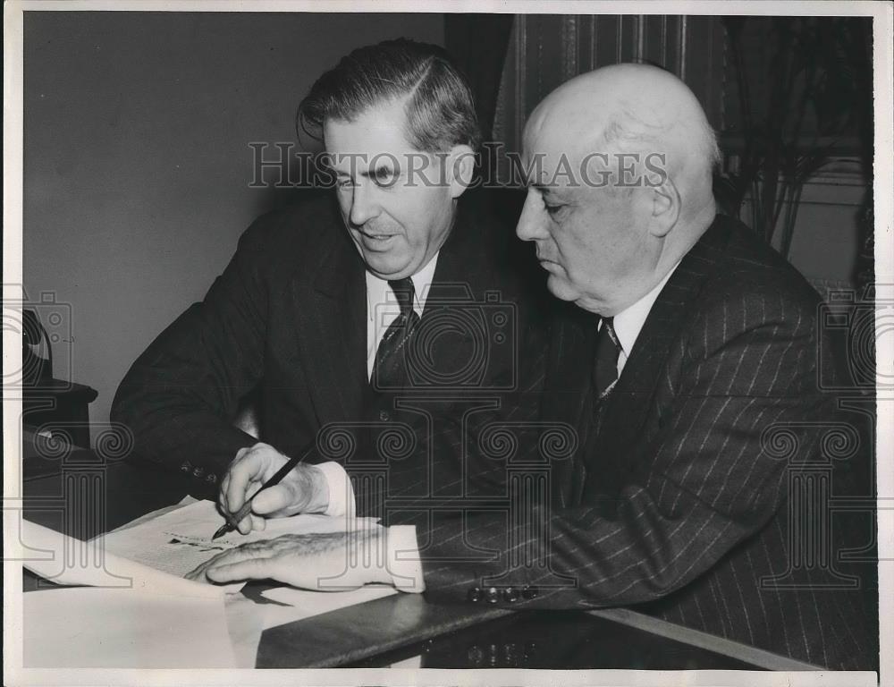 1941 Press Photo Wallace and Rayburn sign British Aid Bill - Historic Images