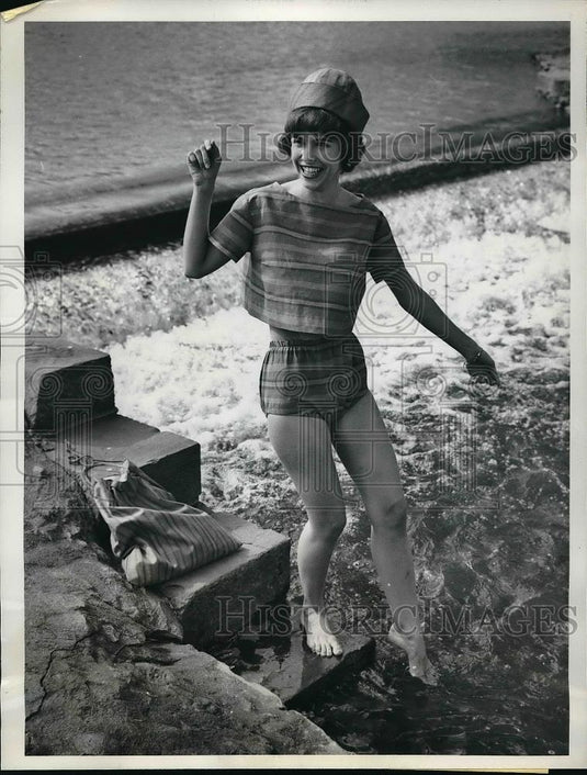 1961 Press Photo modern 'bloomer girl' outfit designed for Hess of Allentown - Historic Images