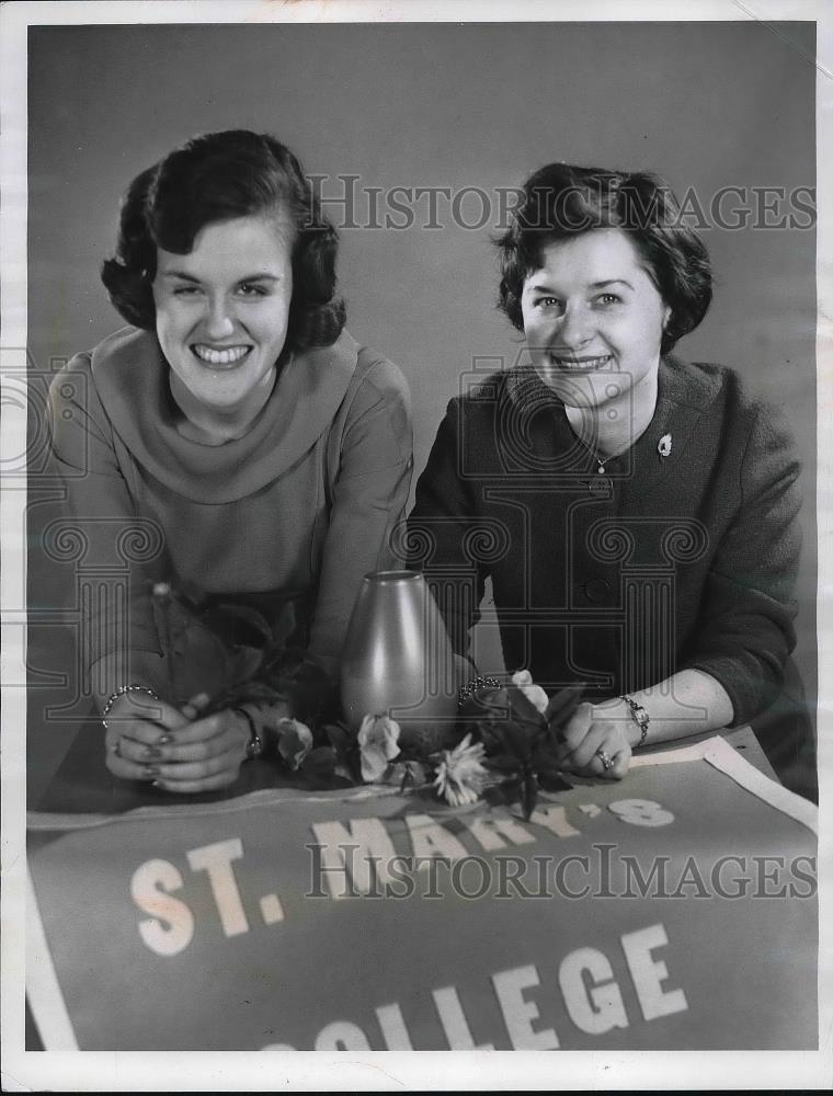 1962 Press Photo Mrs. Janet Hausser and Mrs. Paul Bradcken - Historic Images