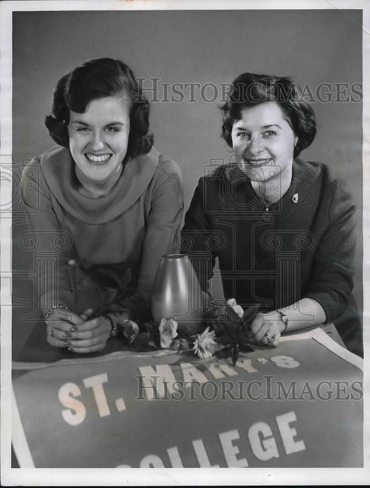 1962 Press Photo Mrs. Janet Hausser and Mrs. Paul Bradcken - Historic Images