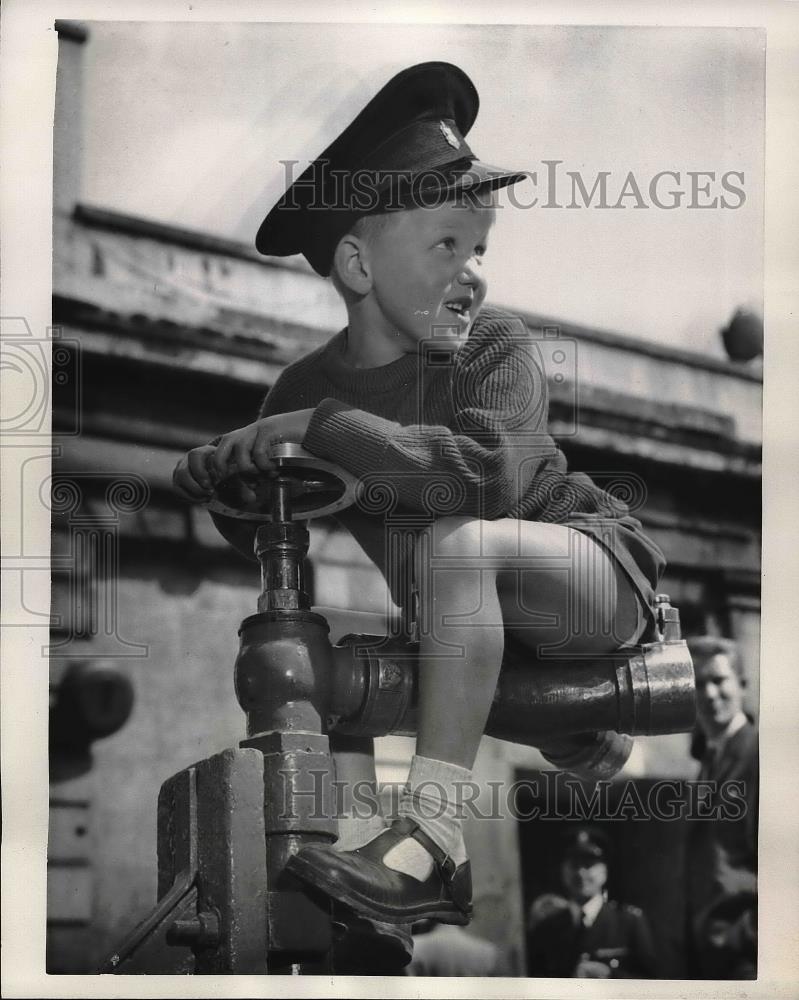 1961 Press Photo Fire Hydrant is Fire Engine to Nicholas Jefferies - neb22989 - Historic Images