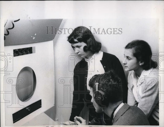 1958 Press Photo Conn College students H Melrose,C Bancheri & Dr A Hickey - Historic Images