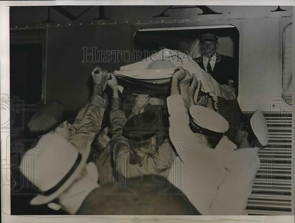 1938 Press Photo Mrs. Emita Jewett Krueger Wife Of Karl Krueger On Stretcher - Historic Images