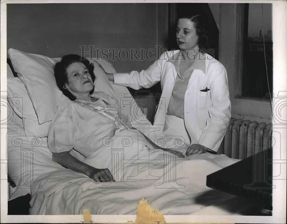 1947 Press Photo Mrs Dora Smith Illinois University Research Hospital Warren Col - Historic Images