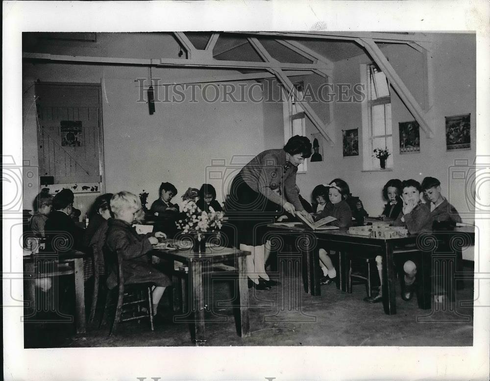 1942 Press Photo London, teacher in classroom full of students - nea99989 - Historic Images