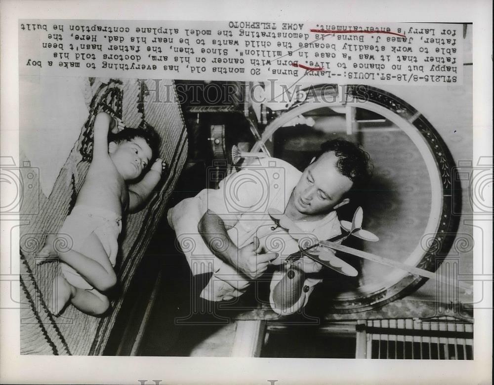 1948 Press Photo 20 month old cancer patient Larry Burns with his father, James - Historic Images