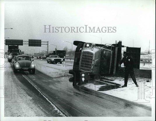 Press Photo Wreck at I-71 & West 130th Street - nea95853 - Historic Images