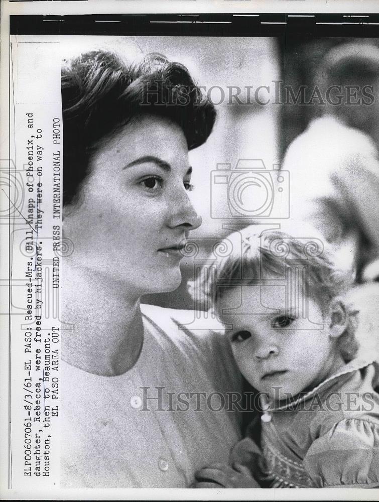 1961 Press Photo Mrs. Bill Knapp &amp; daughter Rebecca freed by hijackers - Historic Images