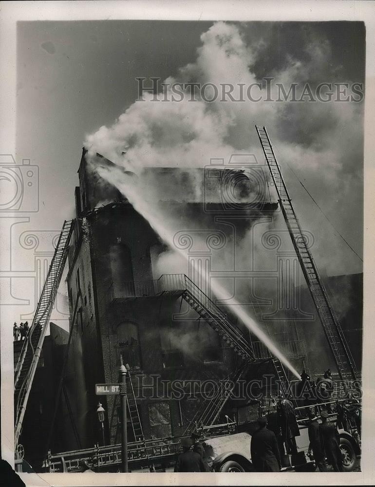 1940 Press Photo View Of Four Story Brick Factory & Warehouse On Fire - Historic Images