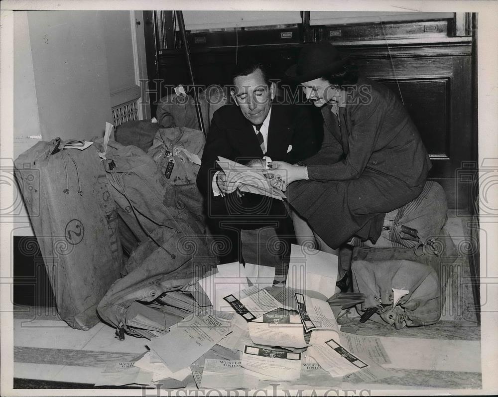 1938 Press Photo Senator Claude Pepper and Wife Read Congratulatory Letters - Historic Images