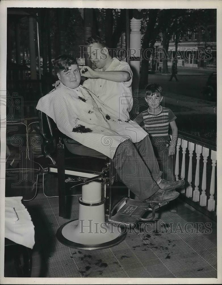 1945 Press Photo Buddy Eisendrey getting his 1st haircut from Andrew Kresak - Historic Images