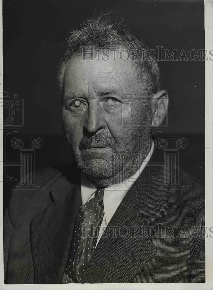 1939 Press Photo Paul Meyer being held for questioning in the death of a former - Historic Images