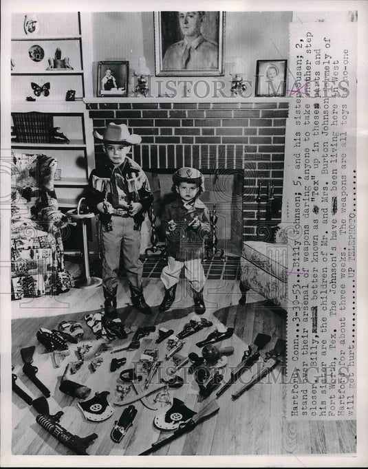 1953 Press Photo Billy Johnson & Sister Susan with His Arsenal - Historic Images