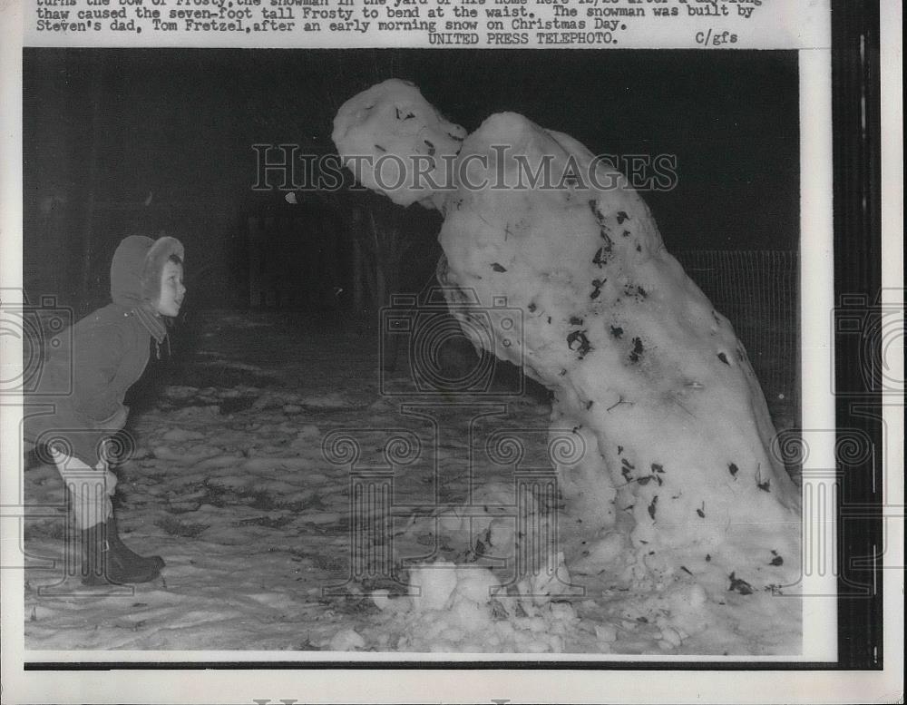 1957 Press Photo Child Looking at Snowman Built by Tom Fretzel - Historic Images