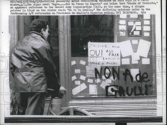1962 Press Photo Pedestrian looking at signs in shop - Historic Images