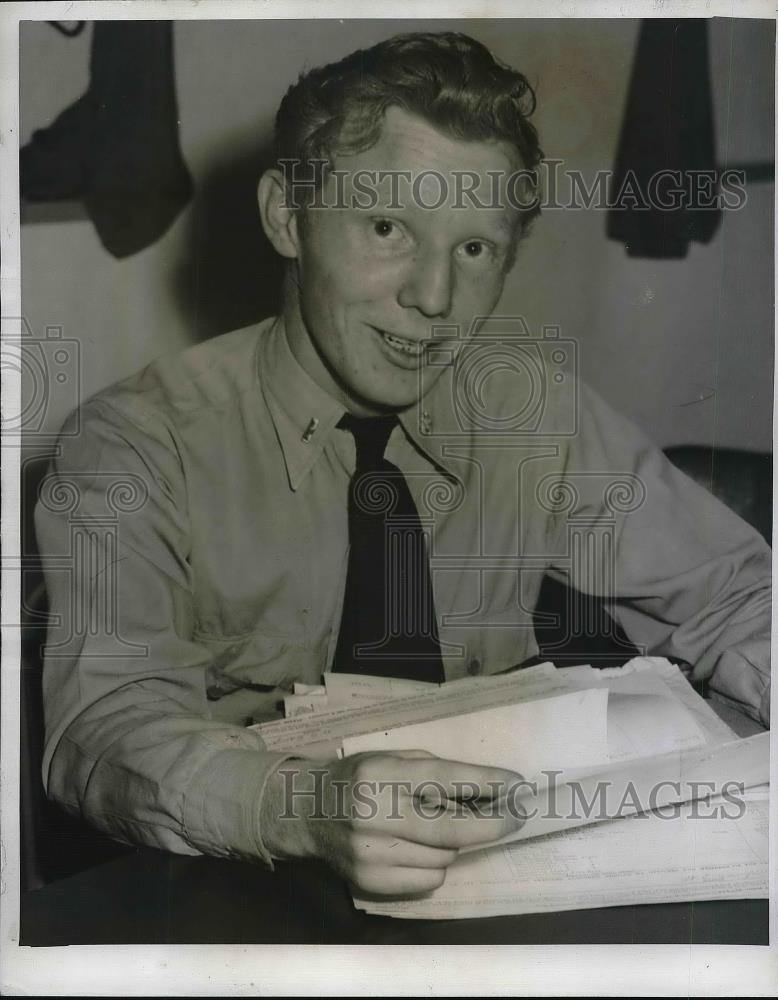 1946 Press Photo Jerry Bradbury, Pharmicist Delivers Galin Perviana Baby - Historic Images