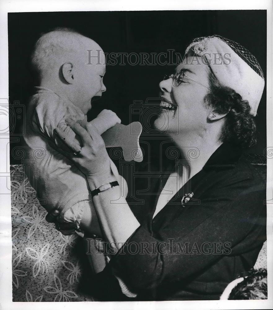 1956 Press Photo Mrs. Maurice O&#39;Conner &amp; Child Enjoy Laugh at St. Agnes Home - Historic Images