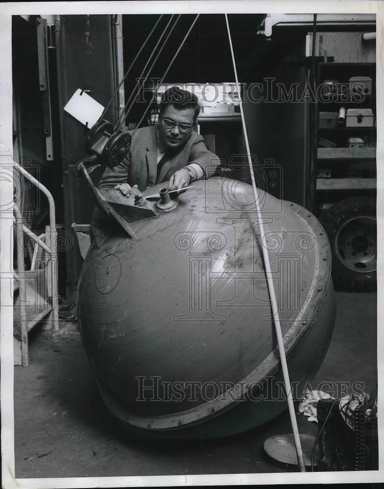 1965 Press Photo Dr. Nicholas Fofonoff Working On Buoy In Massachusetts - Historic Images
