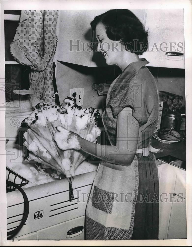 1951 Press Photo Housewife Washing Parasol Umbrella In Kitchen Sink - Historic Images