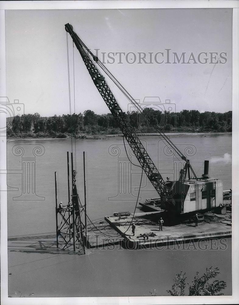 1953 Press Photo Workmen at Missouri River erecting a breakwater - nea95666 - Historic Images