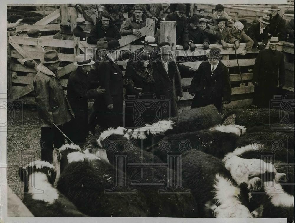 1935 Press Photo Olivia Dionne at Chicago stockyards - neb00714 - Historic Images
