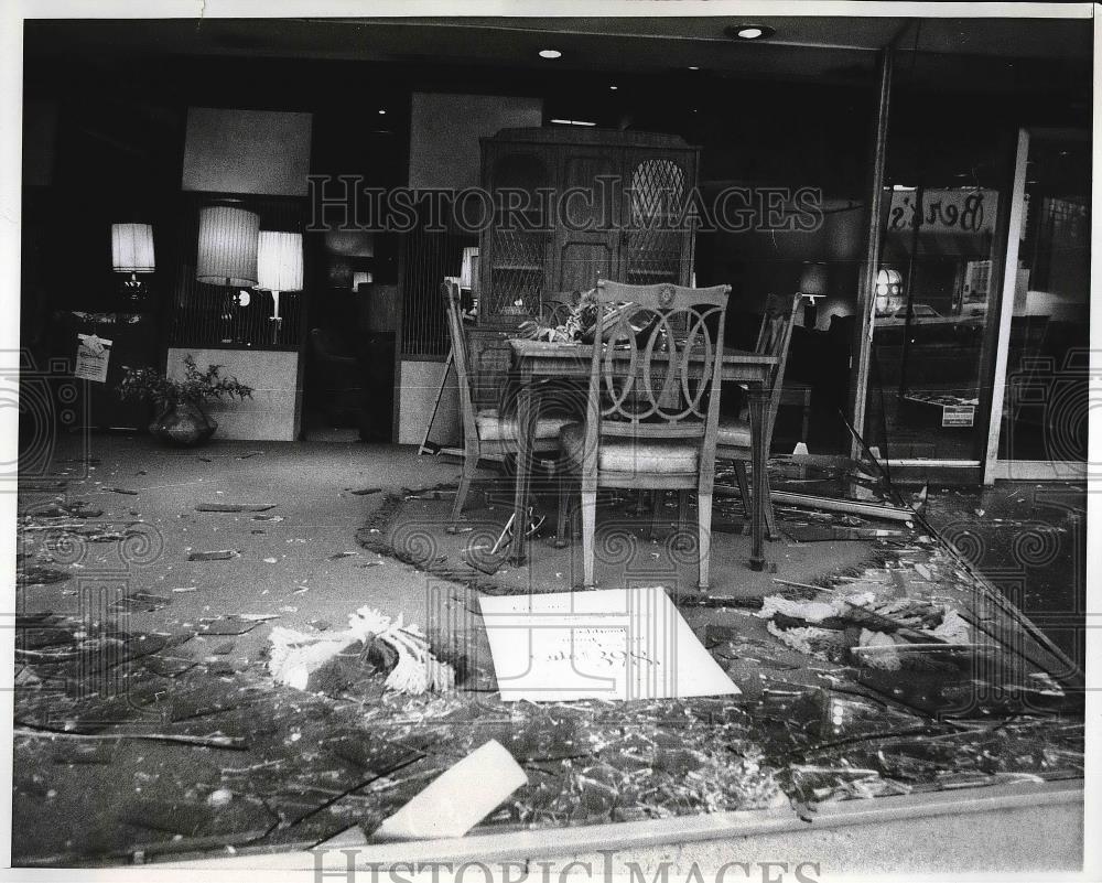 1970 Press Photo elizabeth, N.J. store damaged by explosion at oil refinery - Historic Images