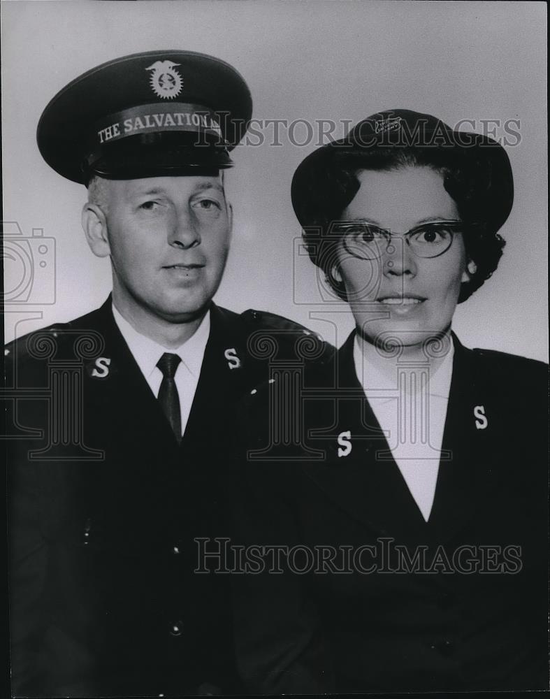 1962 Press Photo Capt. &amp; Mrs. Clarence W. Kinnett Of The Salvation Army - Historic Images